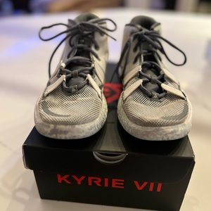Nike Kyrie 7 SE (GS) Light Smoke Grey/White Gris Fume Size 5.5 Y DB5624 011